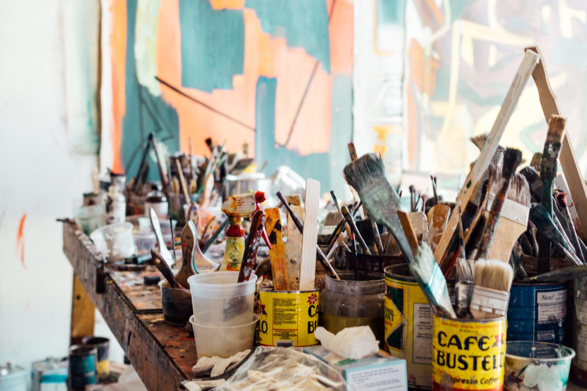 nombreux pots et pinceaux dans un atelier de peinture