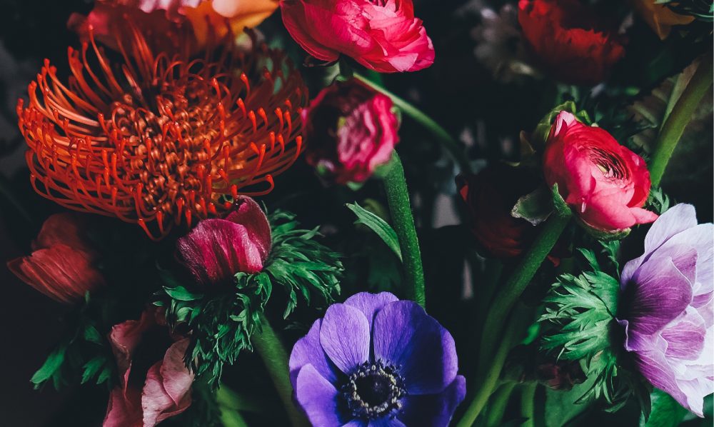 bouquet de fleurs avec des anémones et des renoncules