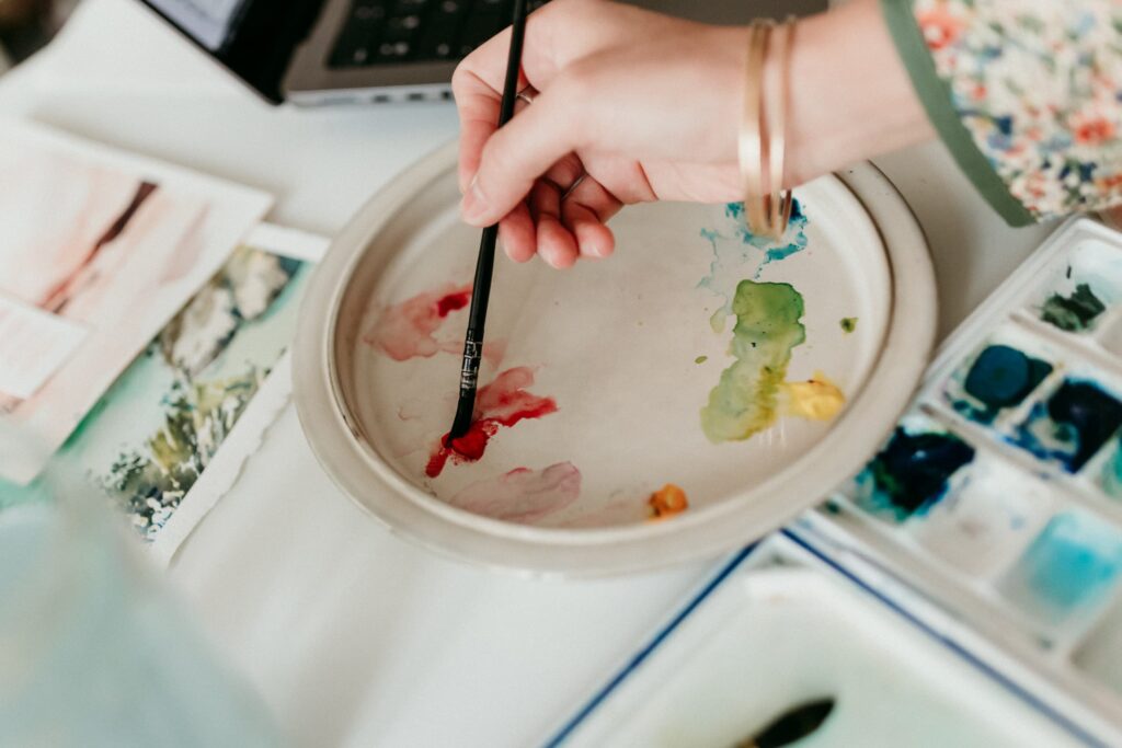 Assiette en céramique utilisée comme palette