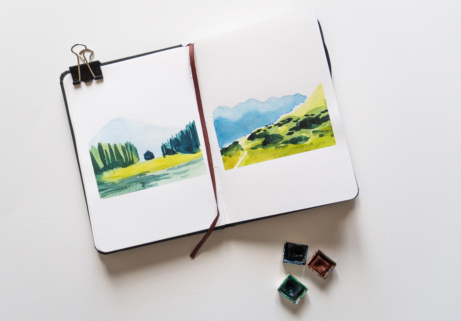 carnet de croquis avec deux paysages minimalistes à l'aquarelle