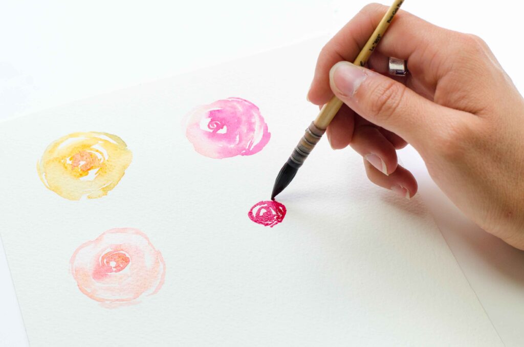 étape 1 pour peindre une rose à l'aquarelle : commencer par le coeur