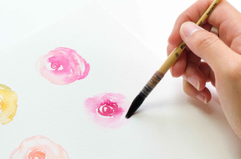 étape 2 pour peindre une rose à l'aquarelle : faire les pétale du tour