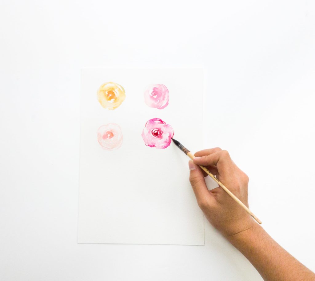 étape 3 pour peindre une rose à l'aquarelle : ajouter des détails