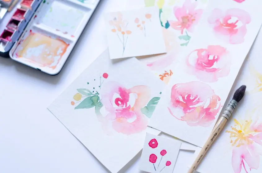 Peintures de roses et petites fleurs à l'aquarelle, avec un pinceau Raphaël