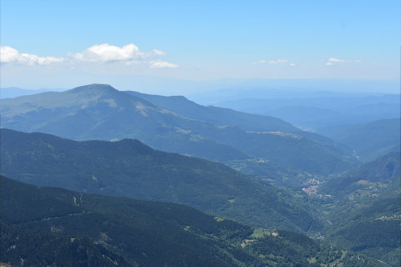 Photo de paysage de plusieurs plans de collines avec une vallée vue de haut