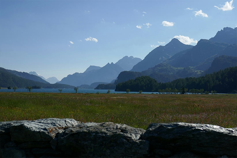 Photo d'un paysage avec plusieurs profondeur de montagnes et un lac