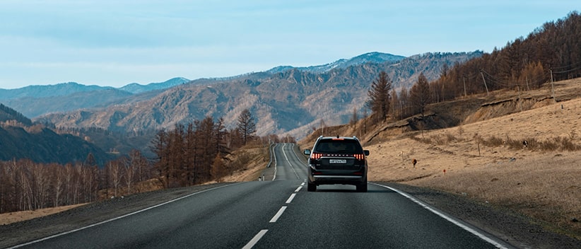 Photo de paysage d'une route avec des montagnes et beaucoup de profondeur