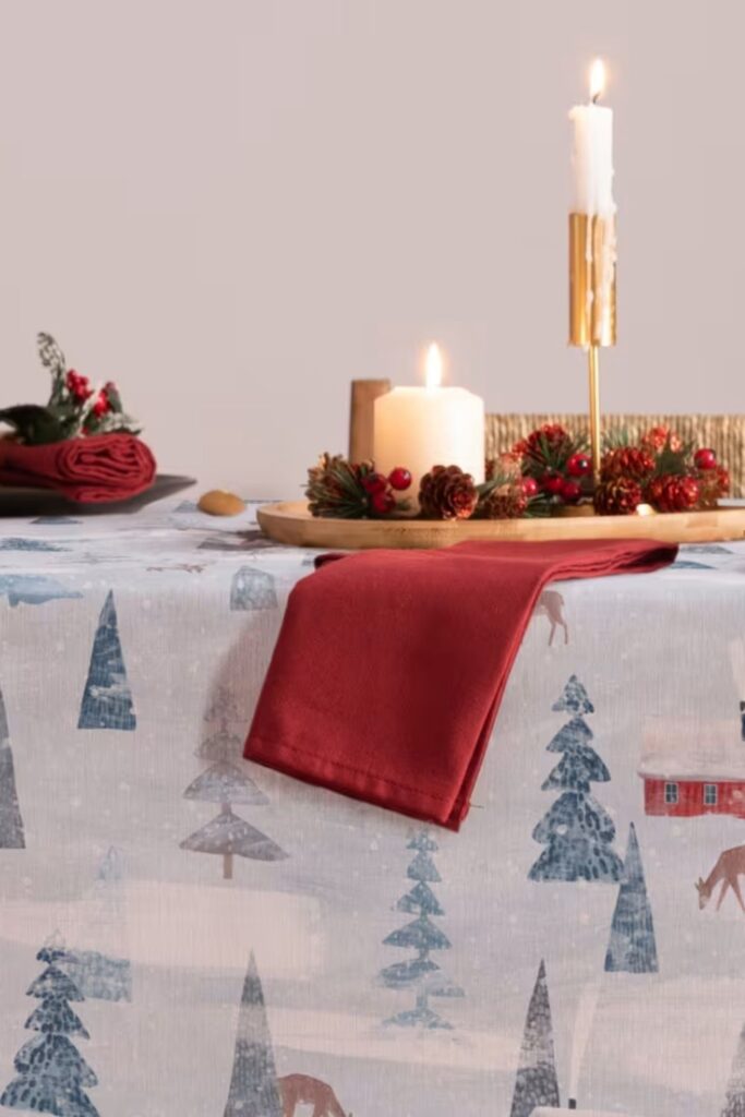 Idées de décorations de noël à l'aquarelle : la nappe personnalisée