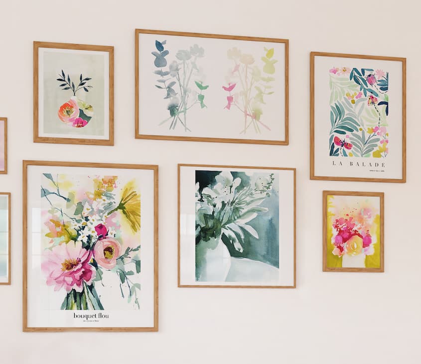 Vue des aquarelles encadrées au mur du stage Flower Booster de Marie Boudon en 2023